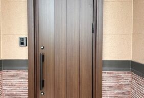 R様邸／玄関ドア・勝手口ドアの取替と内窓の設置